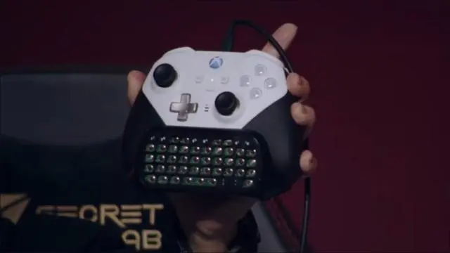 最终幻想制作人展示《FF14》定制微软Xbox手柄，底部配有键盘(图2)